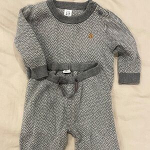 Gap Outfit - baby boys 12-18 months
